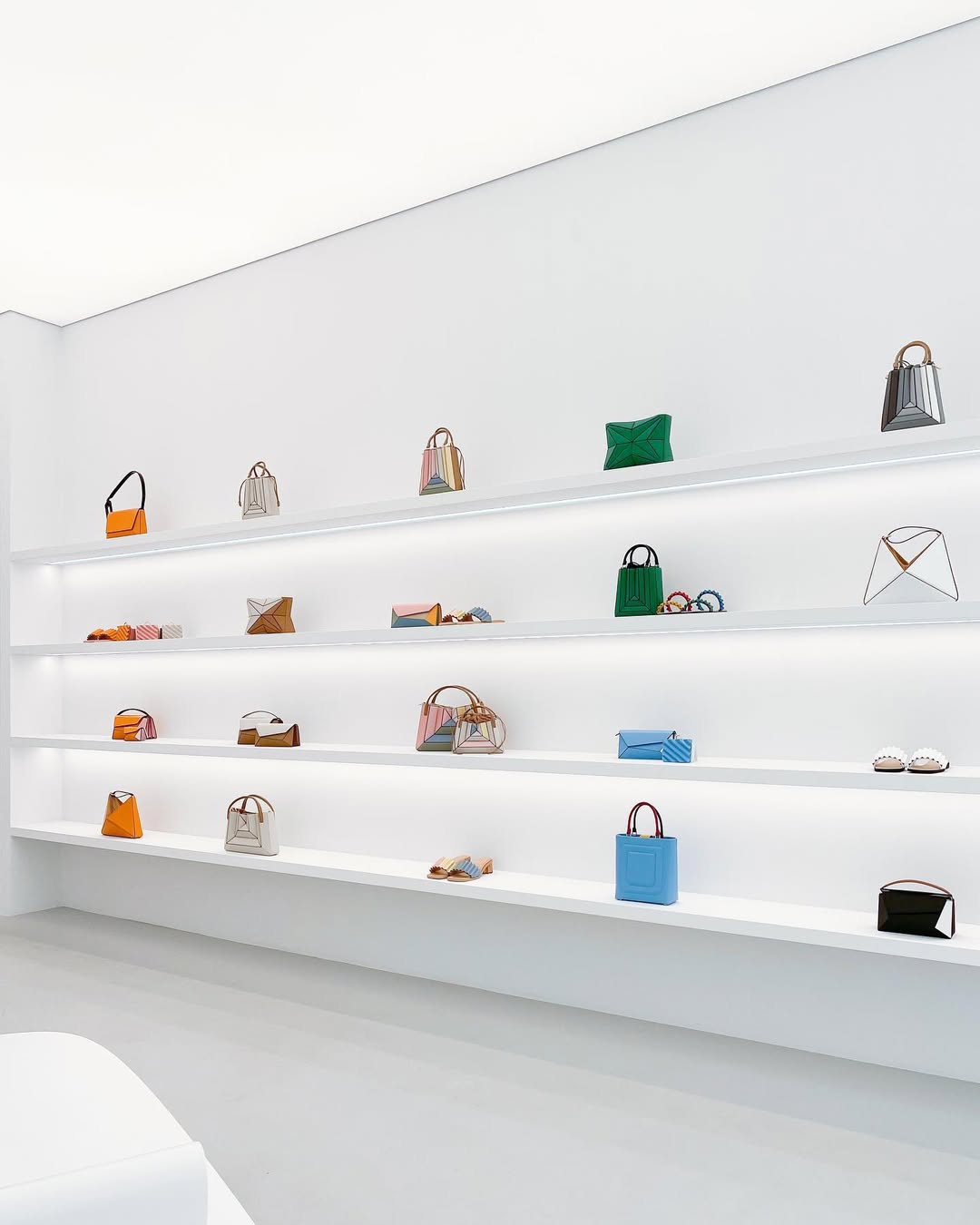 2022/09 Mlouye in-store visual merchandising retail photo